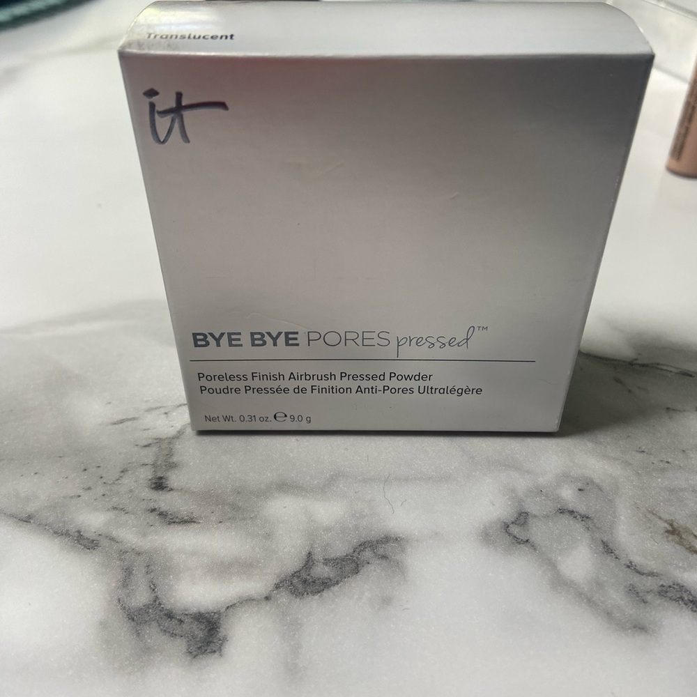 It cosmetics translucent pressed powder